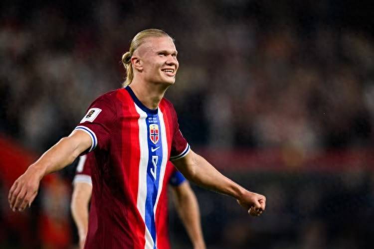 哈兰德在中国队比赛中出色发挥，比赛局势复杂引发热议！全场沸腾不已(哈兰德个人简历)