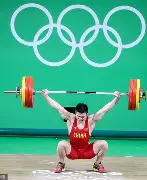 举重赛场再起风云:荆楚青龙队读秒绝平岭东火狐队,新援首秀制胜。 举重赛场再起风云:荆楚青龙队读秒绝平岭东火狐队,新援首秀制胜。