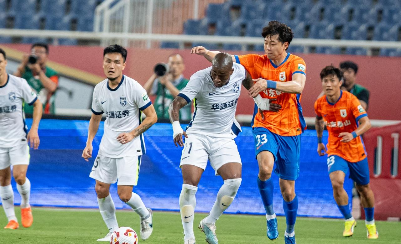 赛前体能课后,武汉三镇豪取连胜备战社区盾,底气十足,资深球员宣示担当(150师448团刘忠和结局) 赛前体能课后,武汉三镇豪取连胜备战社区盾,底气十足,资深球员宣示担当(150师448团刘忠和结局)