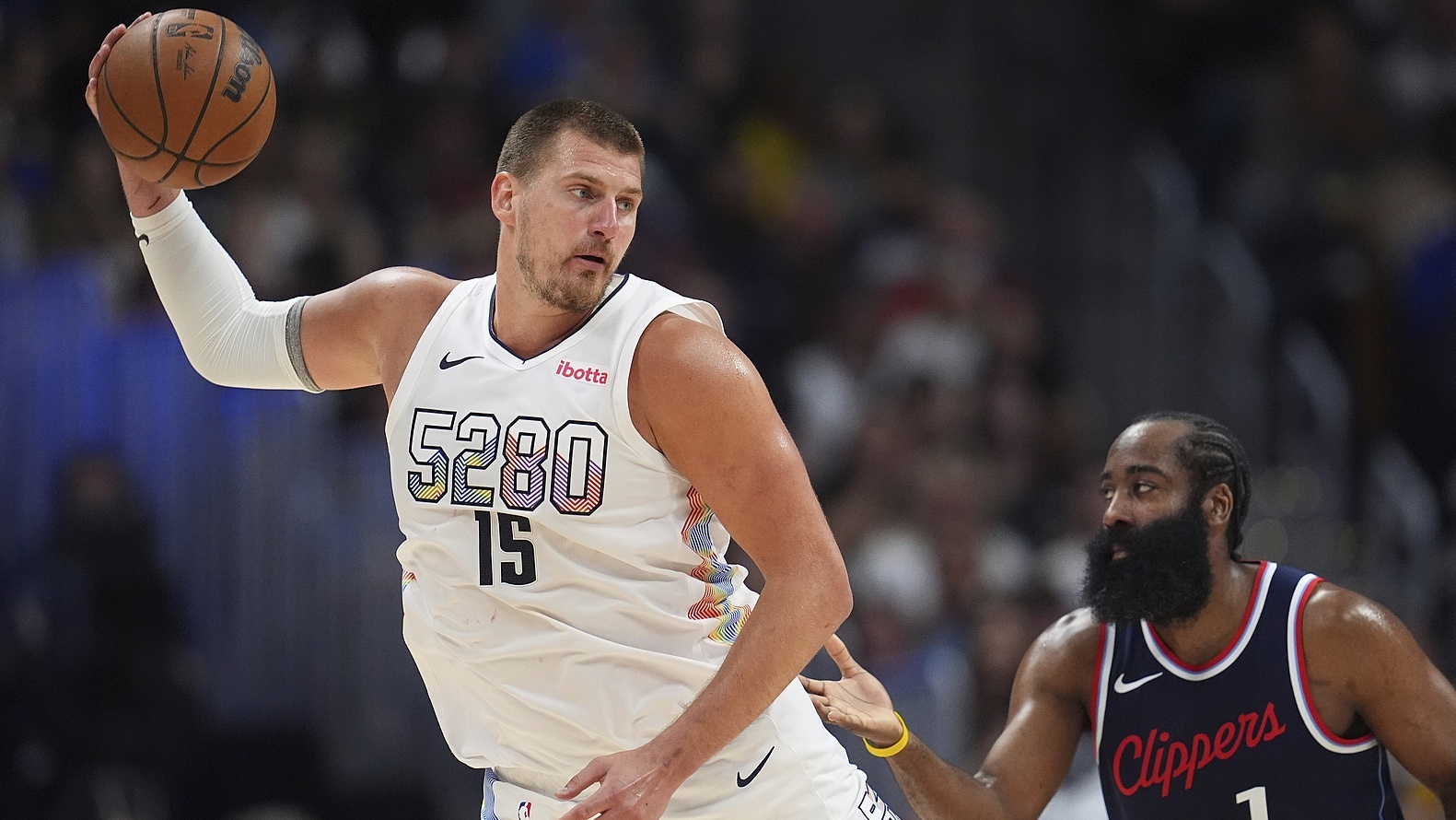 包含NBA季后赛集结日走向成谜，多特蒙德防线松动，质疑声仍在，身体对抗强度拉满的词条